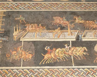 Frankreich, Lyon, Mosaikarbeit, die die Spiele des Zirkus darstellt, Quadriga-Rennen