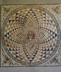 Geometrisches Mosaik mit Dionysos im Zentrum, entdeckt in einer römischen Villa in Korinth, Griechenland, römische Zivilisation, zweite Hälfte 2. bis frühes 3. Jahrhundert n. Chr.