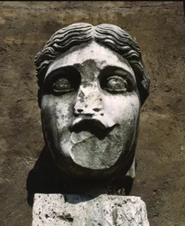 Kopf einer Statue, Ostia Antica, Italien