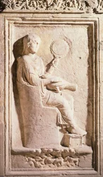 Relief einer römischen Dame mit Spiegel