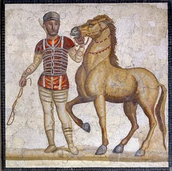 Darstellung der vier Parteien des römischen Zirkus: die Roten (factio russata). Die Parteien waren Vereine, die im Zirkus des Hohen Kaiserreichs (1. Jahrhundert n. Chr.) an Wettkämpfen teilnahmen und durch eine Farbe gekennzeichnet waren. Mosaik, Rom