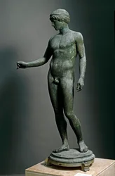 Römische Kunst: „Ephebe“ Bronzeskulptur nach einem griechischen Original, aus Pompeji