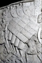 Römische Kunst: Angriff der Römer während des ersten Krieges. Abguss von 1862, der die Basreliefs der Trajanssäule (Colonna Traiana) in Rom reproduziert, erbaut während der Herrschaft von Kaiser Trajan (53-117) (Relief)