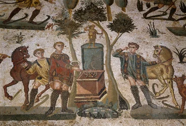 Römische Kunst: Detail des Mosaiks „Die kleine Jagdpartie“ Jäger in der Nähe eines Altars, der dem Kult der Diana, der Jagdgöttin, gewidmet ist. 315-350 n. Chr.