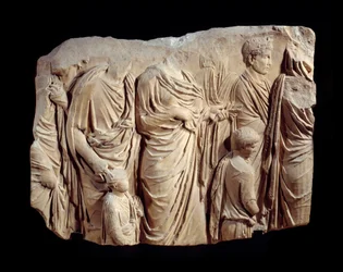 Römische Kunst: Fragment eines architektonischen Reliefs aus Marmor von der Prozession des Ara Pacis Augustae (Altar des Friedens): Prozession während eines Opfers, Figuren in Toga und Kinder. Um 13-9 v. Chr. Fundort: Rom (Marsfeld, Palais Fiano)