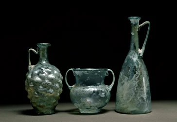 Römische Kunst: Glasflaschen und Krug