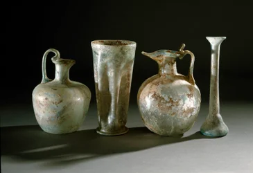 Römische Kunst: Krüge und Glasvasen aus Pompeji. 1. Jahrhundert