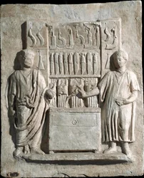 Römische Kunst: Flachrelief der Grabstele von Lucio Cornelio Atimeto, Besteck. 1. Jahrhundert n. Chr. Aus der Villa Massimo, Rom. Rom, Museo della Civiltà Romana
