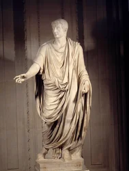 Römische Kunst: Marmorstatue des Kaisers Tiberius