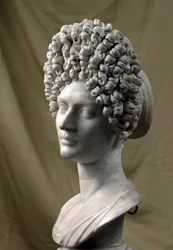 Römische Kunst: Porträt einer Dame aus der flavischen Zeit. 80-100 n. Chr. Marmorskulptur. Maße: 38 cm. Rom, Kapitolinische Museen