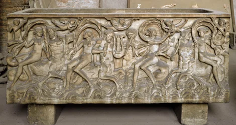 Römische Kunst: Sarkophag dekoriert mit Flachreliefs, die einen Zug von Mänaden und tanzenden und musizierenden Kentauren darstellen