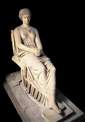 Römische Kunst: Statue der älteren Agrippina (Agrippina) (14 v. Chr.-33), Gemahlin des Germanicus. 1. Jahrhundert n. Chr. Neapel, Archäologisches Nationalmuseum