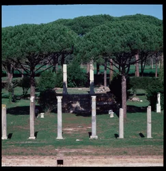 Römische Kunst: Ansicht der Ruinen des Tempels der Ceres, archäologische Stätte von Ostia