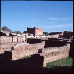 Römische Kunst: Ansicht der Ruinen der archäologischen Stätte von Ostia