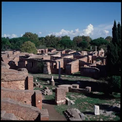 Römische Kunst: Ansicht der Ruinen der archäologischen Stätte von Ostia