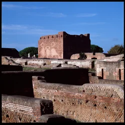 Römische Kunst: Ansicht der Ruinen des Kapitols, archäologische Stätte von Ostia