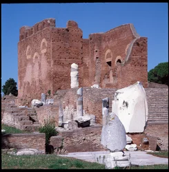 Römische Kunst: Ansicht der Ruinen des Kapitols, archäologische Stätte von Ostia