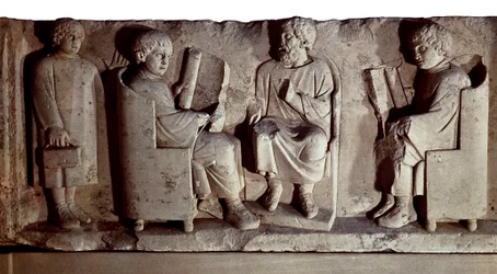 Römische Zivilisation. Relief mit einer Schulszene. Trier, ehemals im Englischen als Treves bekannt, ist eine deutsche Stadt am Ufer der Mosel, die im späten 1. Jahrhundert v. Chr. von den Römern erobert und in Trevorum umbenannt wurde