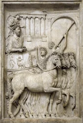 Römischer Kaiser Marcus Aurelius auf seinem Triumphwagen, 2. Jahrhundert (Marmorrelief)