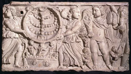 Sarkophag der Jahreszeiten mit Menora