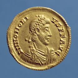 Solidus (Vorderseite) von Honorius (393-432) drapiert, gepanzert, mit Diadem. Inschrift: D N HONORIVS P F AVG