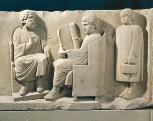 Steinernes Grabdenkmal mit Relief, das die Neumagen-Schule mit Lehrer und Schülern darstellt, um 180