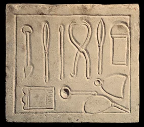 Chirurgische Instrumente (Relief)