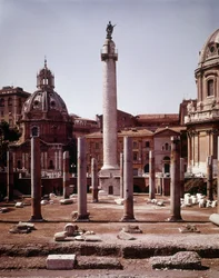 Das Trajansforum und die Trajanssäule (Trajanssäule) (Colonna Traiana) in Rom, erbaut während der Herrschaft Kaiser Trajans (53-117). Die Trajanssäule erinnert an die siegreichen Feldzüge des Kaisers in Dakien