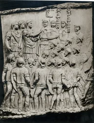 Trajan (98-117) spricht zur Armee, ein Abguss von Trajans Säule, 113 n. Chr. (Gips)