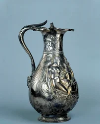 Tresor de Boscoreale: Aquamarin: Am Hals: zwei geflügelte Genien, die Greifen tränken. Am Bauch: ein Sieg opfert ein Reh, der andere auf einem Baum bietet Weihrauch und einen Olivenzweig an. Ende des 1. Jahrhunderts v. Chr. - 1. Jahrhundert n. Chr. Paris, 