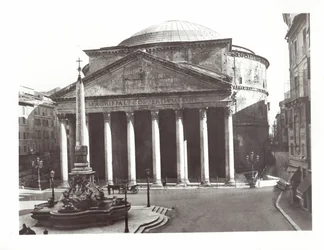 Blick auf das Pantheon und den ägyptischen Obelisken auf der Piazza della Rotunda