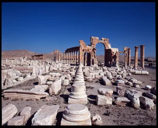 Ansicht der großen Kolonnade und des monumentalen Bogens (frühes 3. Jahrhundert n. Chr.)