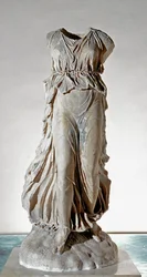 Weiße Marmorstatue der Nike