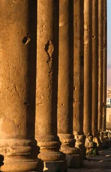 Tempel des Bacchus, Detail der Kolonnade, Hochimperiale Periode 27 v. Chr. - 395 n. Chr. (Foto)