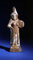 Statuette der Göttin Isis mit einem Tympanon