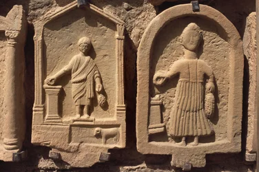 Stelen, die menschliche Figuren darstellen