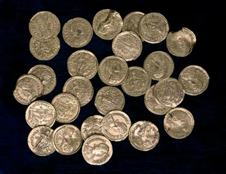 28 Münzen aus der Zeit des weströmischen Kaisers Flavius Honorius (384-423) und des oströmischen Kaisers Flavius Arcadius (377/378-408), 4. und 5. Jahrhundert