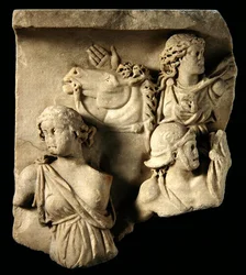 Ein Fragment einer Hochreliefskulptur