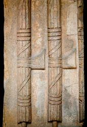 Basrelief, das ein Liktorbündel der Kaiserzeit darstellt (Symbole der römischen Macht) Rom, Museo nazionale romano. (Fascio Littorio)
