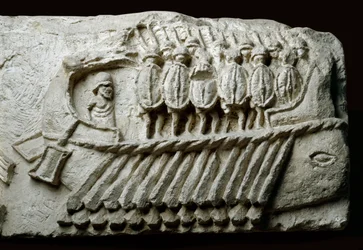 Abguss eines römischen Biremen-Kriegsschiffs mit bewaffneten Soldaten (Relief auf Fels)