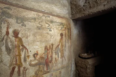 Fresko, das Lararium nahe dem Eingang zur Küche darstellt, Haus des Caius Julius Polybius, Pompeji (UNESCO-Welterbeliste)