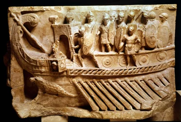 Niedriges römisches Relief, das eine Bireme darstellt. Ein Krokodil ist unter dem Bug zu sehen. Vatikan, Città del Vaticano, Monumente, Museen und päpstliche Galerien.