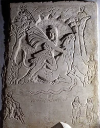Flachrelief, das das Opfer von Mithra darstellt (ein junger Mann, der einen Stier schlachtet). Musei Capitolini, Rom