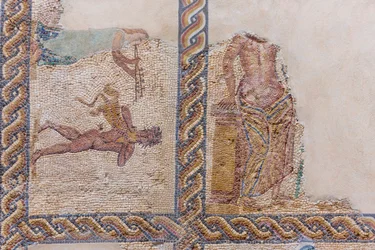 Teilweise beschädigte Mosaiken zur Schau gestellt