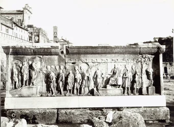 Pluteus von Trajan mit Darstellungen der Institutio Alimentaria (Marmor) (s/w Foto)
