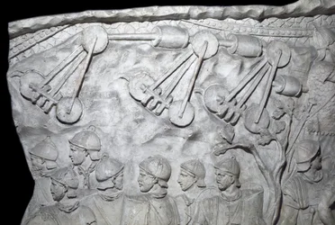 Römische Kunst: Kriegsmaschinen während des Zweiten Krieges. Abguss von 1862, der die Basreliefs der Trajanssäule in Rom reproduziert, erbaut während der Herrschaft von Kaiser Trajan (53-117). Die Trajanssäule erinnert an den siegreichen
