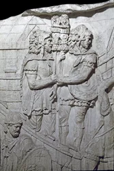 Römische Kunst: „Krieger, die den römischen Adler tragen (Aquiliferes)“ Abguss von 1862, der die Basreliefs der Trajanssäule (Colonna Traiana) in Rom reproduziert, erbaut während der Herrschaft von Kaiser Trajan (53-117). Die Trajanssäule erinnert an