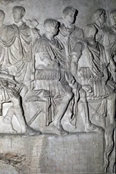 Römische Kunst: Der römische Kaiser Trajan auf der Tribüne hält einen Kriegsrat ab. Abguss von 1862, der die Reliefs der Trajanssäule in Rom reproduziert