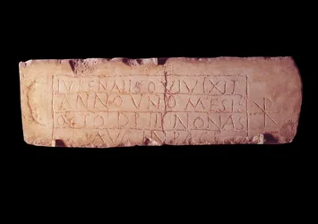Römische Antike: Loculus-Plakette namens Jubenalis, Epitaph eines verstorbenen Kindes. Aus den Katakomben von Rom.