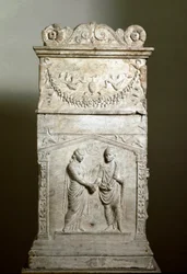 Römische Kunst: Grabaltar, der die Szene einer Hochzeit (Junctio dextrarum) darstellt - Flachrelief - Rom, Museo Nazionale Romano